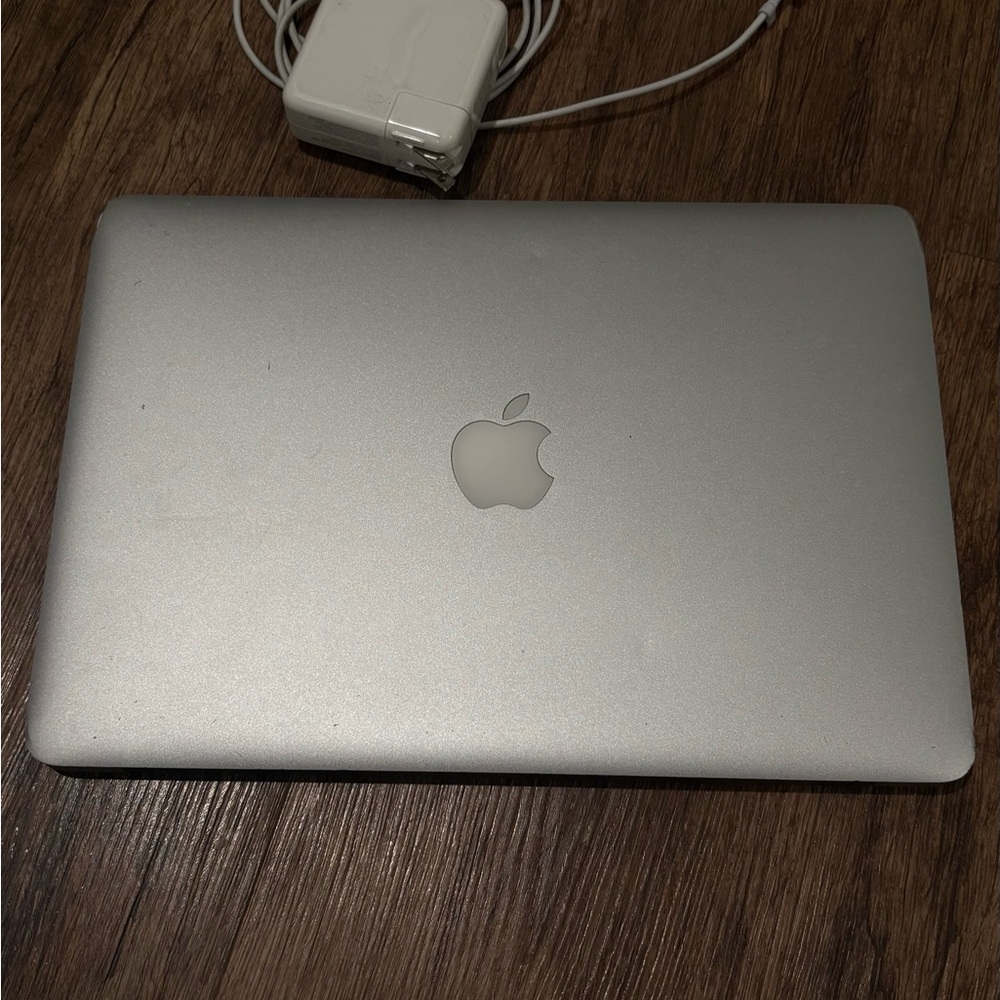 Apple MacBook in Sleek Silver